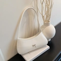Borsa baguette minimalista in ecopelle bianca con chiusura a fiocco in metallo e tracolla - Bianco