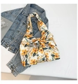 Detailansicht der Seidenhandtasche mit Blumenmuster, großer Schleife und orangefarbenem Print - Gelb
