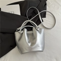 Borsa a secchiello plissettata argento con manico a nodo e tracolla sottile - Argento