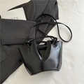 Borsa a secchiello nera lucida con pieghe, manico a nodo e tracolla lunga in stile chic - Nero