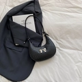 Schwarze Halbmondtasche mit Kroko-Struktur und silberner Metallschleife für Damen - Schwarz