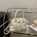 Bolso estilo concha retro crema con lazo de encaje y correa fina en estante de vidrio - Blanco