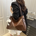 Große braune PU-Leder Shopper-Tasche für Damen mit weißem Plüsch-Wolken-Anhänger im Trend - Kaffeebraun (Mit Anhänger)