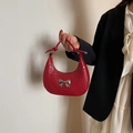 Rote Halbmond-Handtasche mit gewebter Textur und silberner Schleife am Modell - Rot