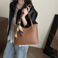 Braune Leder-Tote-Bag mit bedrucktem Seidentuch und goldenem Logo für den Büroalltag - Hellbraun
