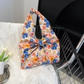Blumige Tragetasche mit großer oranger Schleife in Einkaufswagen mit Tulpen - Dunkelblau