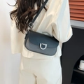 Borsa a tracolla moderna nera e grigia con fibbia a D argento indossata da una modella - Nero