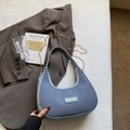 Schicke blaue Umhängetasche in Knödelform aus gewebtem Leder mit Miss mini Goldlogo - Blau