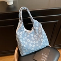 Sac fourre-tout bleu clair avec fleurs en crochet 3D blanches pour un style estival - Bleu