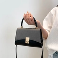 Borsa a mano quadrata bicolore da donna con patta grigia e pelle nera raffinata - Nero