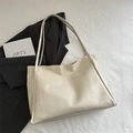 Borsa tote minimalista crema in ecopelle testurizzata con spazioso doppio manico - Rosa Senza Pendente