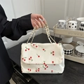 Borsa a tracolla in velluto a coste bianco con stampa ciliegia e catena dorata - Bianco