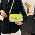 Borsa a tracolla intrecciata beige e verde lime con chiusura a D indossata da modella - Verde