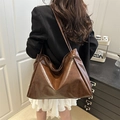 Grande borsa tote in pelle cerata marrone scuro con finitura lucida e manici lunghi - Caffè senza Ciondolo
