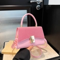 Borsa a mano quadrata rosa patchwork con chiusura dorata e tracolla regolabile - Rosa