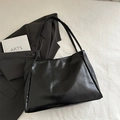 Borsa tote nera lucida ad alta capacità con sottili spalline per il pendolarismo - Nero senza Ciondolo