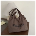 Detail der dunkelbraunen Beuteltasche mit Fanyissa-Logo und verstellbarem Kordelzug - Braun