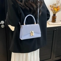 Elegante borsa quadrata viola chiaro con cuciture testurizzate e manico dorato - Blu