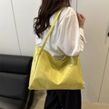 Grande borsa tote gialla in pelle vintage con ampia tracolla per uso quotidiano - Giallo senza pendente