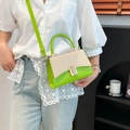Borsa a tracolla intrecciata verde e beige con chiusura dorata per il look estivo quotidiano - Verde