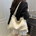 Grande borsa tote bianco crema in pelle sintetica indossata da una modella stile minimalista - Bianco Riso (Senza Ciondolo)