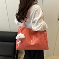 Borsa tote capiente in ecopelle rosa corallo con ciondolo a forma di nuvola - Rosa Con Pendente a Nuvola