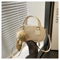 Detail van handtas met lychee-patroon kunstleer en een schattige bruine pluche beer - Beige Met Hanger