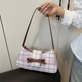 Borsa sottospalla a quadri rosa e blu con tracolla in pelle marrone e fiocco dolce - Viola