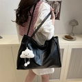 Grande borsa tote nera in ecopelle con ciondolo a nuvola di peluche e tracolla lunga - Nero Con Pendente a Nuvola