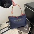 Lindo mini bolso de lona azul oscuro con asa de cuentas coloridas y botón rojo - Azul