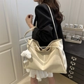 Borsa tote beige minimalista in pelle sintetica opaca con ciondolo a nuvola bianca - Beige Con Ciondolo A Nuvola