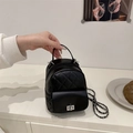 Mini zaino trapuntato nero chic con chiusura a rotazione argento e spallacci a catena - Nero