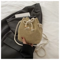 Dettaglio borsa a secchiello beige con trama a spina di pesce, corda bianca e perle oro - Cachi