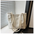 Dettaglio borsa tote in pizzo bianco con ricamo a farfalla 3D e nappina di seta - Bianco