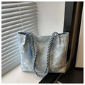 Dettaglio della borsa tote jacquard azzurra con manici intrecciati ed eleganti nappe - Blu
