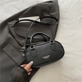 Sac bowling minimaliste en cuir noir avec poignées et détails en métal argenté - Noir (Sans Pendentif)