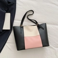 Bolso tote tricolor de piel sintética con correas negras y hebillas metálicas de ajuste - Rosa