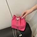 Sac seau rose froncé avec boucle papillon argentée et détails de chaîne en perle - Rose rose