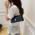 Französische Vintage schwarze Baguette-Tasche mit Silberschnalle an einem Frauenmodell - Schwarz
