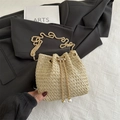 Beige geflochtene Beuteltasche mit Goldkette und Perlen-Kordelzug-Anhängern - Khaki