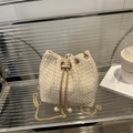 Elegante beige geflochtene Beuteltasche mit Goldkette und Perlenanhängern im Urlaubsstil - Beige
