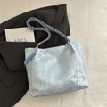 Borsa tote in jacquard celeste con farfalle 3D e nappina su tessuto a righe bianco - Blu