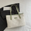 Häkel-Tote-Bag in Beige mit hellgrünem Lederbesatz und langen Schulterriemen - Grün