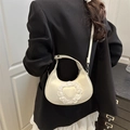 Borsa hobo a tracolla bianco crema con applique in pizzo a cuore mostrata su modella - Bianco