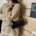 Elegante schwarze Lackleder-Halbmondtasche mit Schleife und silbernen Nieten als Schultertasche - Schwarz