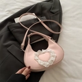 Sac à main rose avec cœur et dentelle blanche, doté d'une bandoulière en cuir réglable - Rose