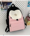 Detalle de la mochila de lona bicolor con parche bordado y bolsillo frontal - Negro y Rosa Sin Colgante