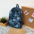 Zaino in denim blu patchwork con bordi sfrangiati e design in stile college alla moda - Stile Patchwork in Denim Blu Notte