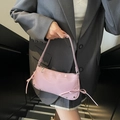 Rosafarbene glänzende Lackleder-Achseltasche mit schicken Kordelzug-Details an der Seite - Rosa