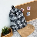 Klassischer Rucksack aus Segeltuch mit schwarz-weißem Karomuster und Reißverschlusstasche - Schwarz